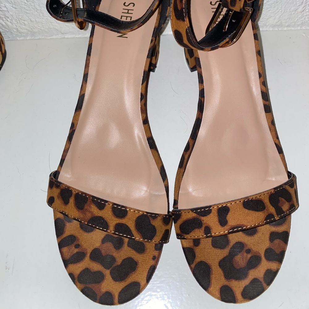 Single strap peep toe